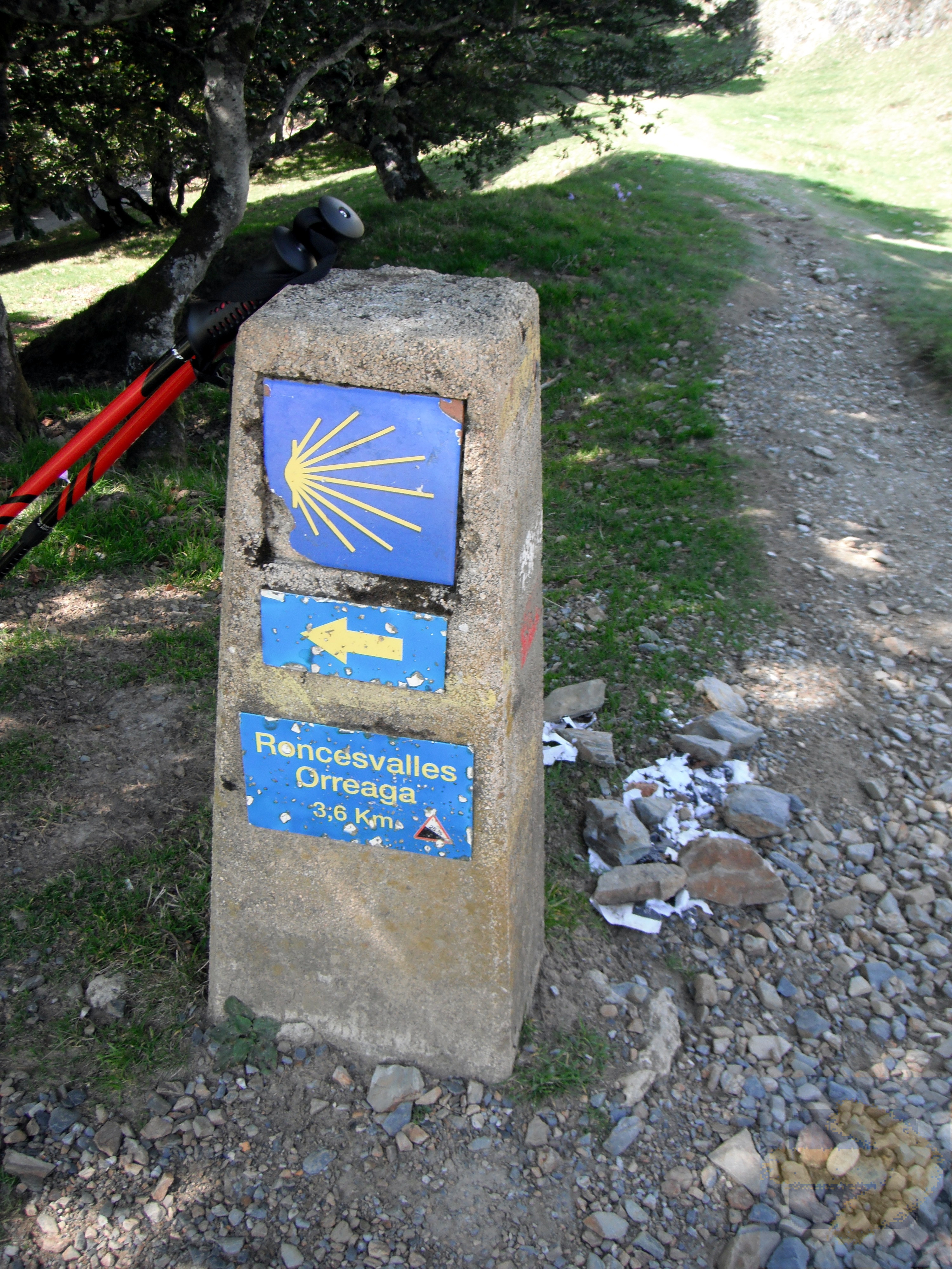 Lepoeder. Stone marker and path to Ibañeta