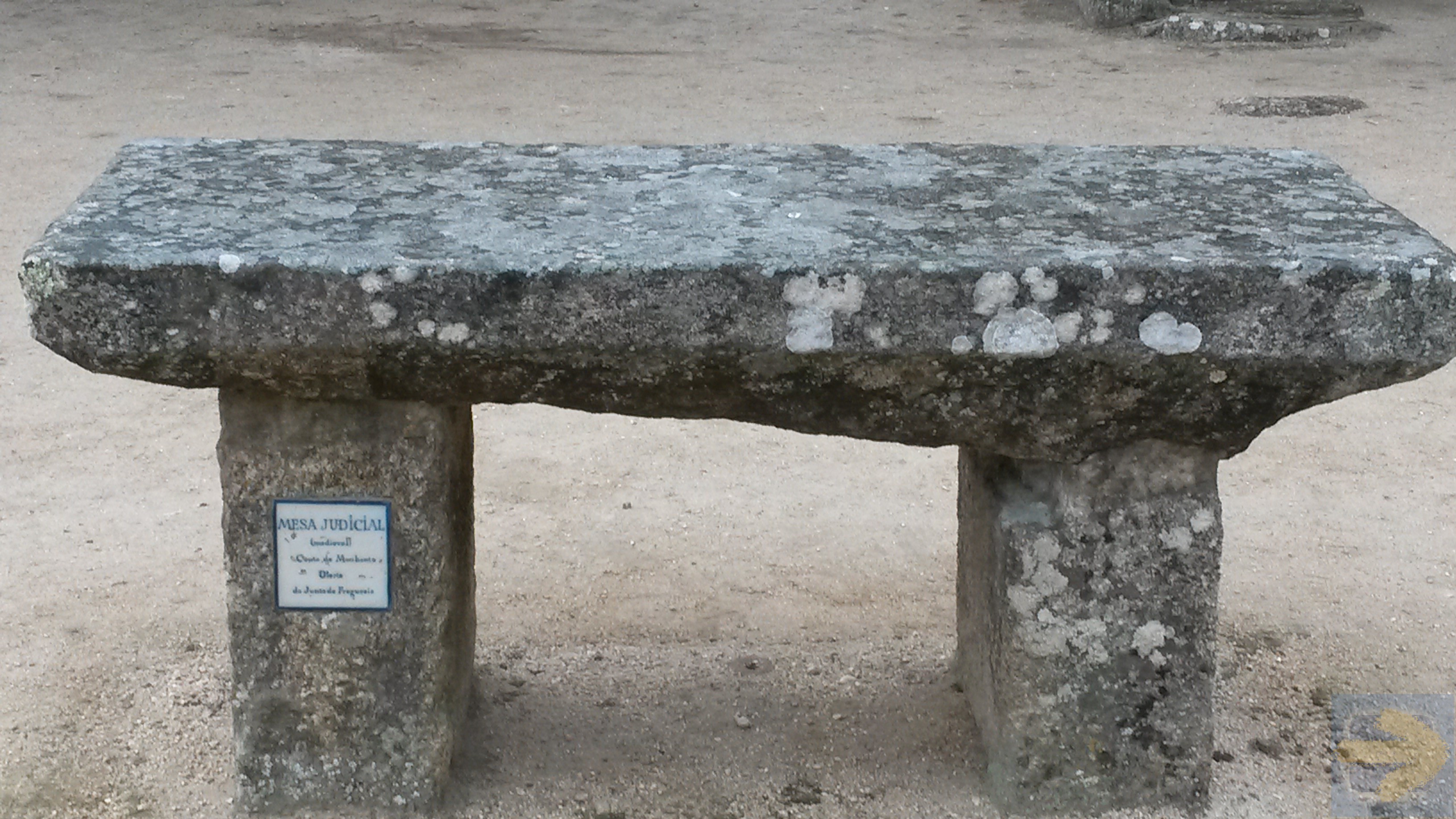 Medieval courtbench