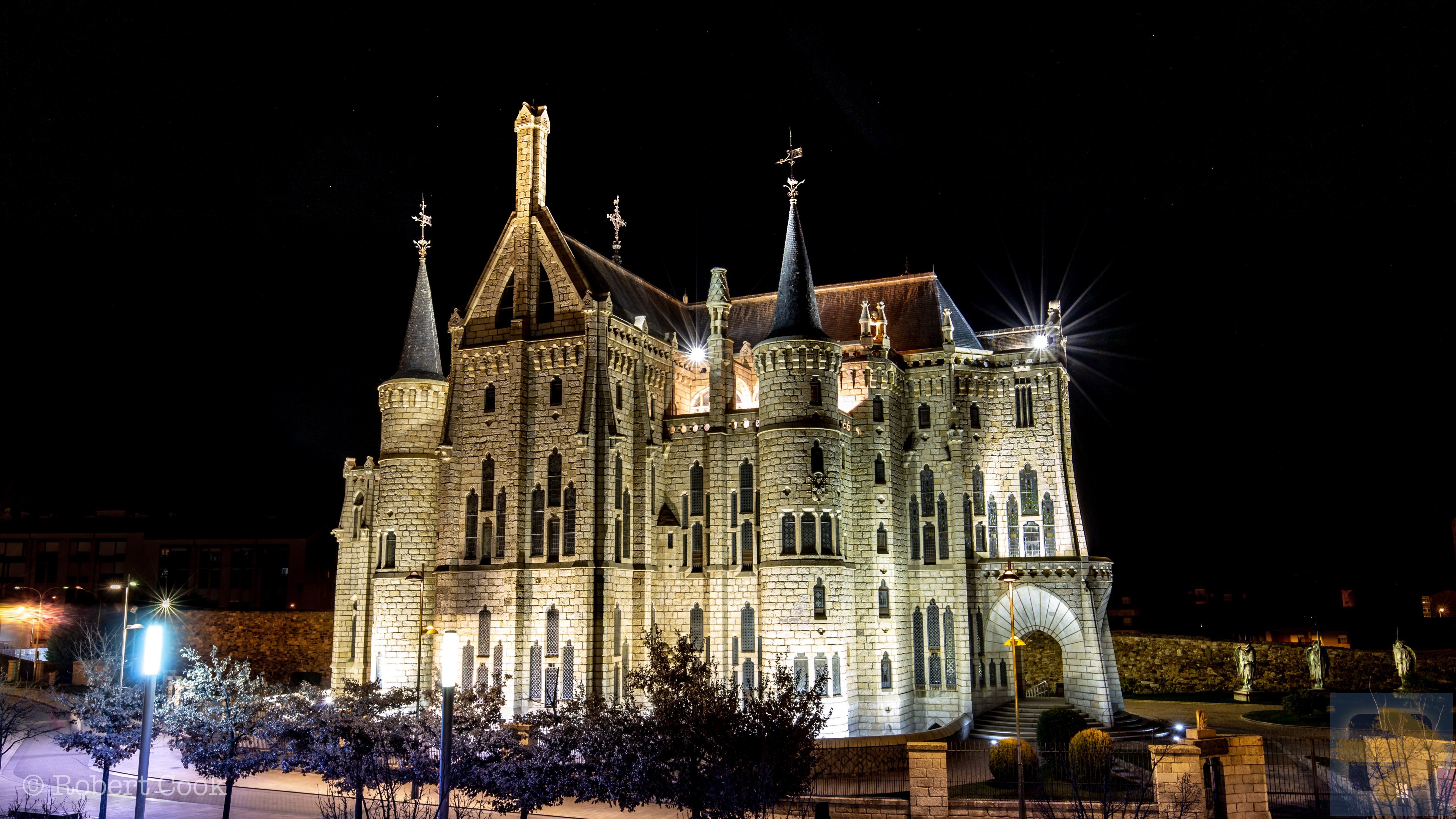 Palacio Episcopal at night