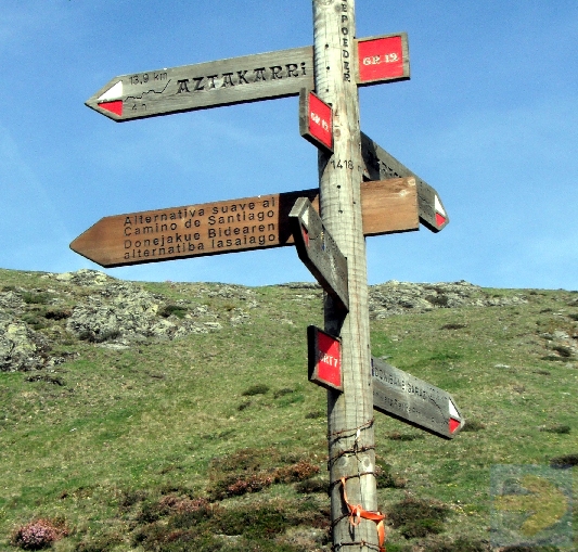 Signpost at Lepoeder. Easier variant to Roncesvalles, by Ibañeta chapel