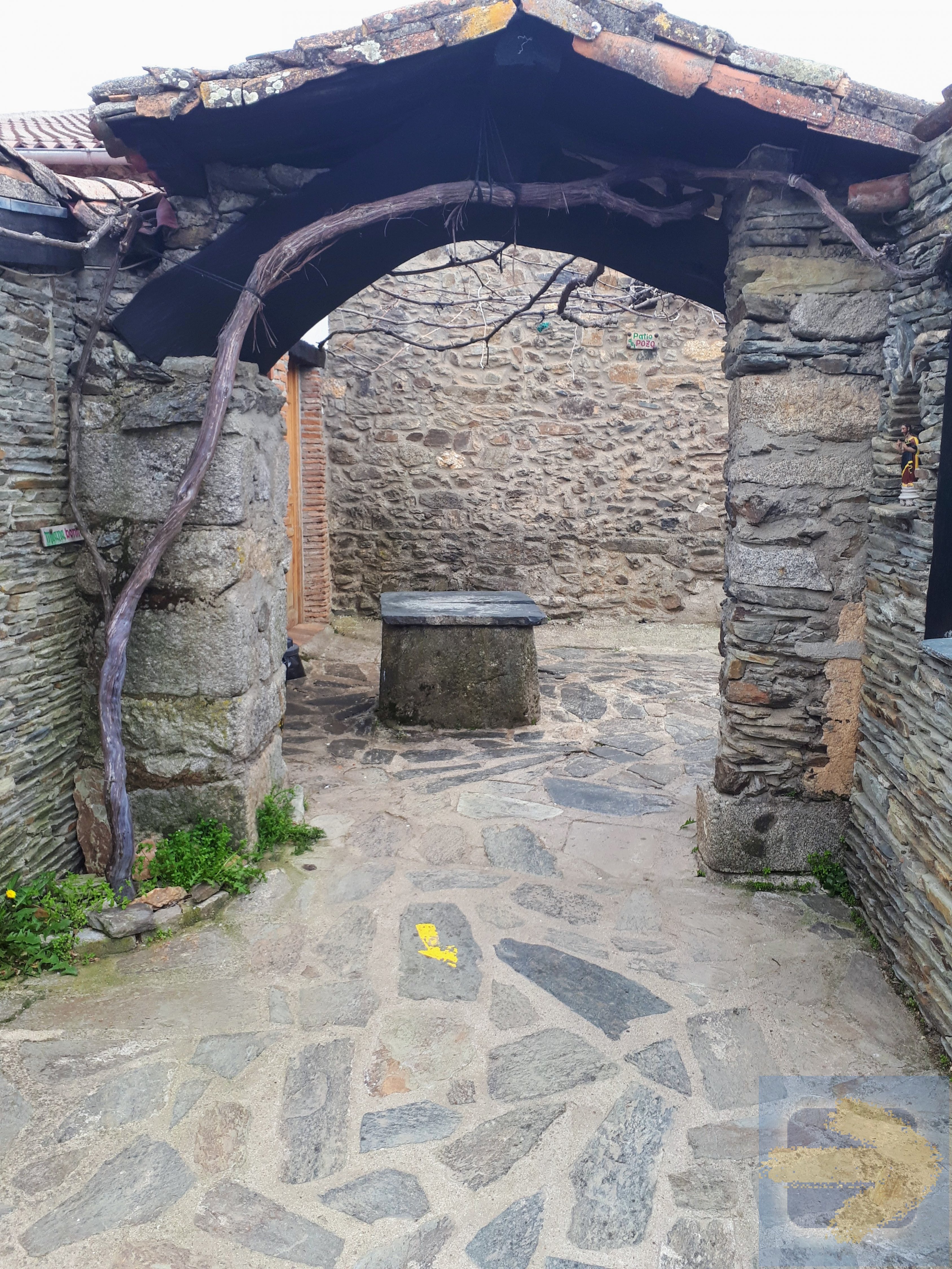 VdlP: Courtyard at Albergue parroquial de peregrinos - Fuenterroble de Salvatierre