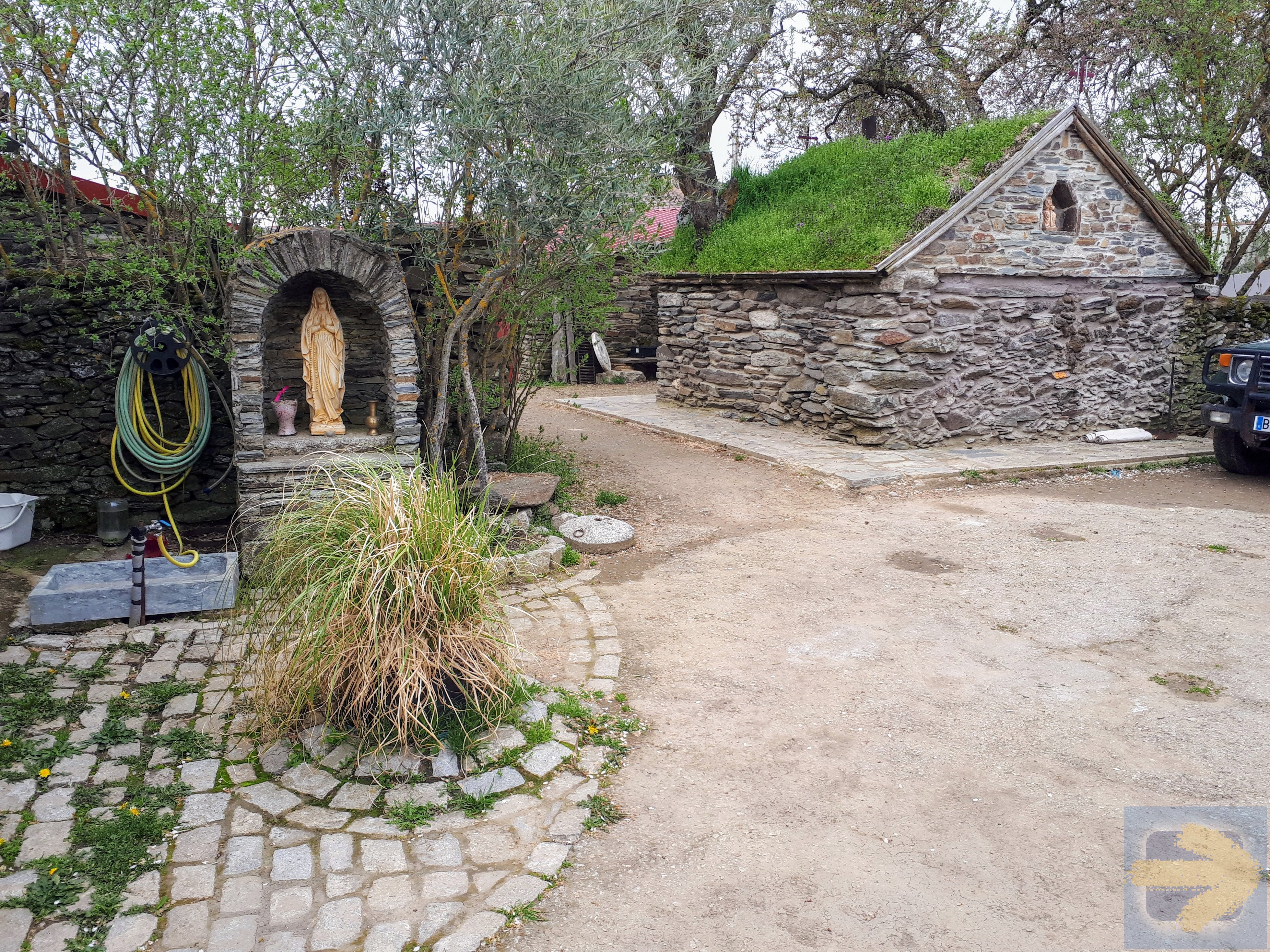 VdlP: Courtyard inside the Albergue parroquial de peregrinos - Fuenterroble de Salvatierre