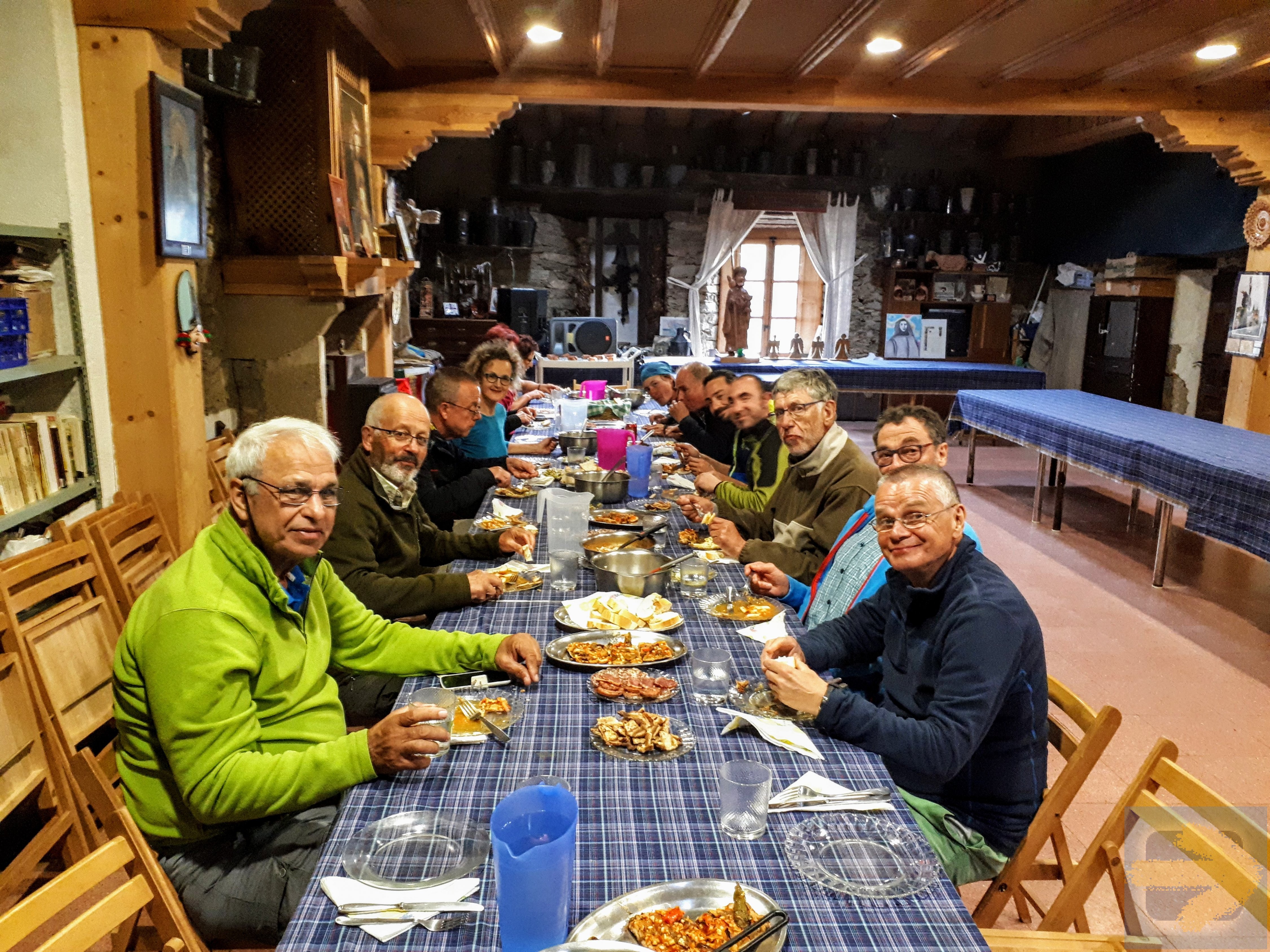 VdlP: Evening meal at Albergue parroquial de peregrinos - Fuenterroble de Salvatierre